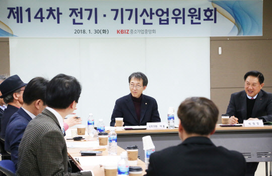 30일 서울 여의도 중소기업중앙회에서 열린 '제14차 전기·기기산업위원회'에 이훈 더불어민주당 의원(왼쪽), 최전남 중소기업중앙회 전기·기기산업위원장이 참석하고 있다. 중기중앙회 제공